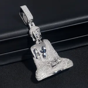 Detailaufnahme eines Buddha-Anhängers aus 925er Silber mit funkelndem Moissanit