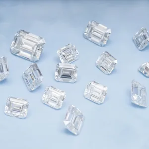 Pietre sciolte di moissanite taglio smeraldo su sfondo di seta azzurra