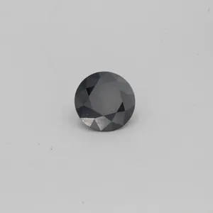 Gros plan d'une pierre précieuse de moissanite noire à taille brillante