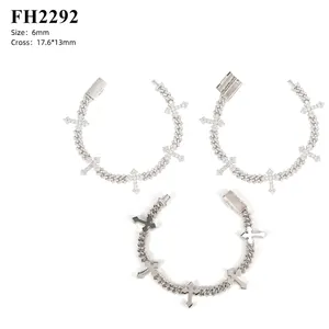 Bracciale cubano da 6mm in argento S925 con ciondoli a croce ghiacciati e lucidi