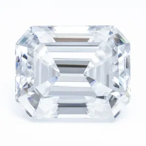 Primo piano macro di una pietra di moissanite VVS scintillante con taglio smeraldo
