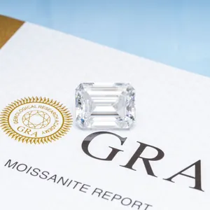 Dettaglio macro di una pietra moissanite taglio smeraldo su sfondo certificato GRA