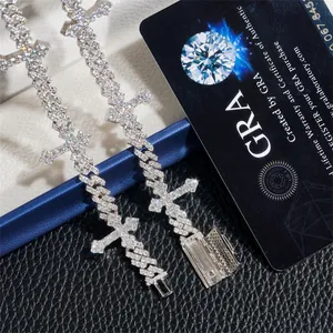 Dettaglio della catena cubana in argento S925 moissanite 6mm con ciondoli a croce