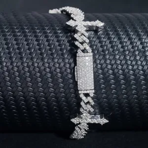 Dettaglio del bracciale a catena cubana da 6 mm in argento S925 con croci e moissanite