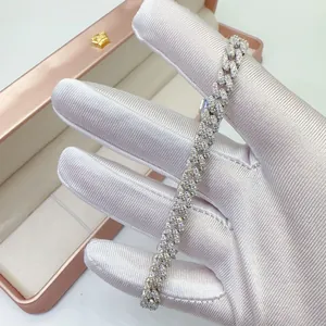Nahaufnahme des luxuriösen 6mm Moissanit-Cuban-Link-Armbands aus 925er Sterlingsilber