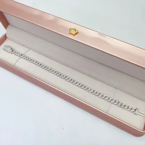 Detaillierte Makroaufnahme eines 6mm Moissanit-Panzerarmbands in einer luxuriösen rosa Geschenkbox