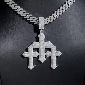 Primer plano del colgante de triple cruz de moissanita en cadena de eslabones.