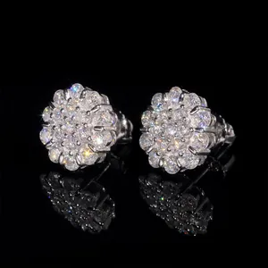 Detalle de pendientes de botón de flor de moissanita plateada con piedras brillantes