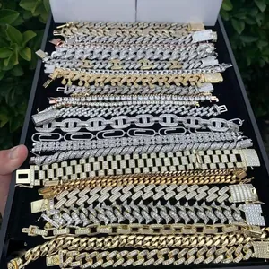 Macroweergave van verschillende iced-out Cubaanse schakelarmbanden in een zwarte tray