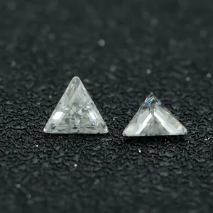 Primer plano de dos piedras de moissanita corte triangular color DF con facetas brillantes