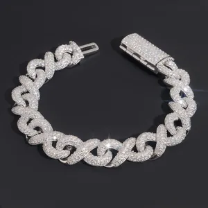 Nahaufnahme des 13mm vereisten 8-Form-Cuban-Armbands mit funkelnden Moissanit-Steinen