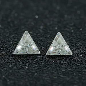 Vista macro de dos piedras sueltas de moissanita en corte triangular con facetas