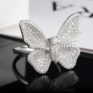 Detalle macro de un anillo de mariposa brillante en plata S925 decorado con moissanita