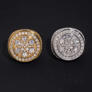 Detailansicht von vergoldeten und silbernen S925 Moissanit-Ringen im Iced-Out-Design.