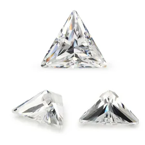 Piedras de moissanita de alta calidad corte triángulo color DF desde múltiples ángulos