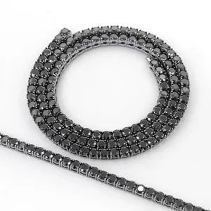 Detailansicht einer schwarzen Moissanit-Tennis-Halskette aus hochwertigem 316L-Edelstahl.