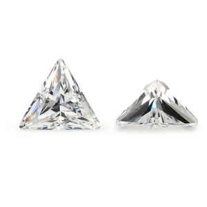 Dos piedras sueltas de moissanita de corte triangular color DF con alto brillo en blanco