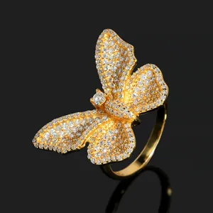Primer plano detallado de un anillo de mariposa dorado con piedras de moissanita brillantes