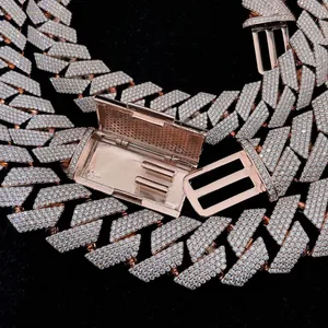 Gedetailleerde macro-weergave van de sluiting van een 18mm roségouden moissanite ketting.