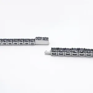 Detailansicht des Verschlusses einer schwarzen Moissanit-Tenniskette aus Edelstahl.