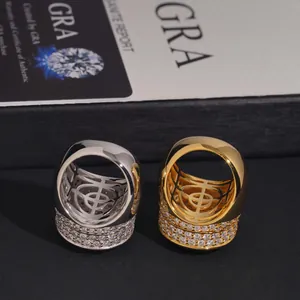 Detailansicht von Moissanit-Ringen aus S925-Silber mit luxuriösem Pavé-Besatz