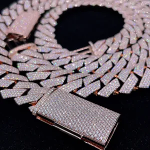 Gedetailleerde macro-opname van 18mm moissanite pavé Cubaanse ketting in S925 zilver