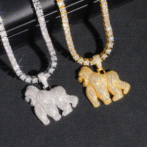 Dettaglio di pendenti a gorilla in moissanite su catene tennis in argento e oro.