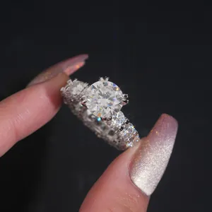 Detalle macro de un anillo de moissanita de 5 quilates en engaste de plata