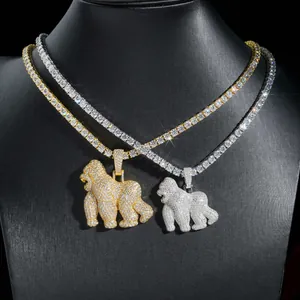 Dettaglio di due ciondoli a forma di gorilla ghiacciati in oro e argento su catene tennis