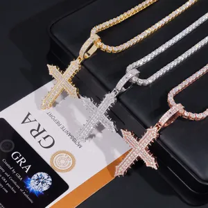 Detailansicht der Hip-Hop-Moissanit-Kreuzanhänger in Gold, Silber und Roségold-Finish.