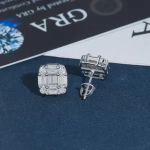 Detaillierte Makroansicht von S925 Silber Quadrat Moissanit Ohrsteckern mit Schraubverschluss