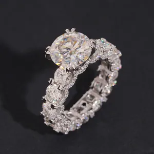 Primer plano de un anillo de moissanita de 5 quilates en plata de ley S925 con pavé