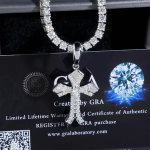 Dettaglio del ciondolo a croce in Moissanite in argento S925 con certificato GRA