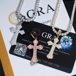 Dettaglio dei ciondoli a croce in moissanite argento S925 con certificati GRA oro