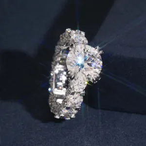 Detalle de un anillo de moissanita de lujo de 5ct con pavé completo en plata S925