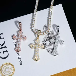 Vista dettagliata dei ciondoli a croce hip-hop in oro, argento e oro rosa con pietre moissanite.