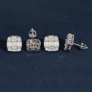 Quadratische Moissanit-Ohrstecker aus S925 Silber aus verschiedenen Winkeln gezeigt