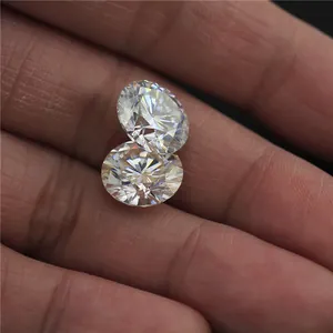 Detailweergave van twee ovaal geslepen GH-kleur moissanite losse stenen op vingers
