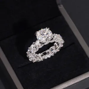 Lujoso anillo de plata S925 con moissanita de 5 quilates y pavé de piedras