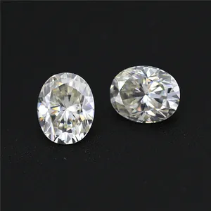 Twee ovaal geslepen Moissanite-stenen met schitterend vuur op een zwarte achtergrond