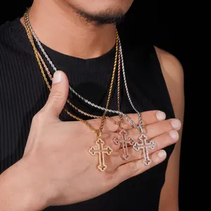 Detailansicht von drei Moissanit-Kreuzanhängern in Gold, Roségold und Silber für Herren.