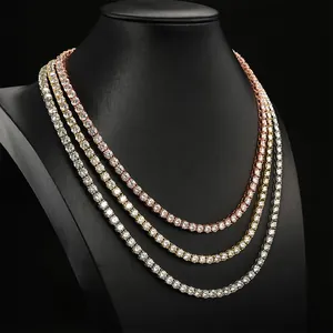 Détail de colliers tennis en moissanite de 3-4 mm en argent, or rose et finitions dorées.