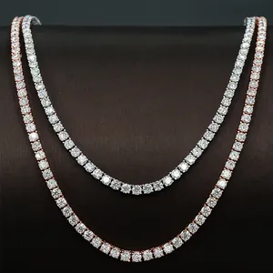 Gros plan de colliers de tennis en moissanite étincelante en argent et or rose.