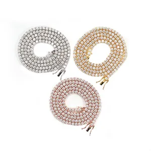 Vue montrant les options de chaîne de tennis moissanite 3-4 mm en argent, or et or rose.