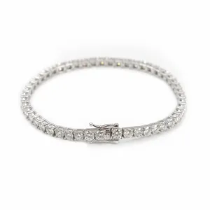 Vue détaillée d'une chaîne tennis en argent S925 et moissanite de haute qualité