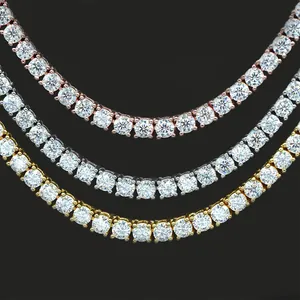 Nahaufnahme von 3mm Moissanit-Tennisarmbändern in Gold-, Silber- und Roségold-Optik.