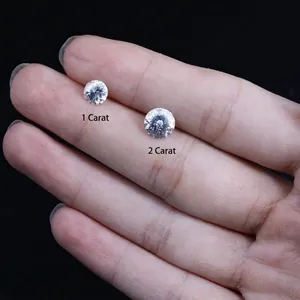 Detail-Größenvergleich von 1 Karat und 2 Karat Moissanit-Steinen im Kaiserschliff auf einer Hand