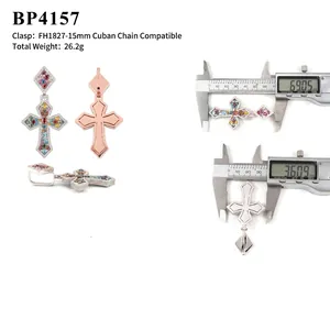 Détail macro et mesures précises du pendentif croix en argent S925 et moissanite