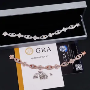 Detaillierte Makroaufnahme von 925 Silber Moissanit Armbändern mit Augen- und Kreuzmotiven