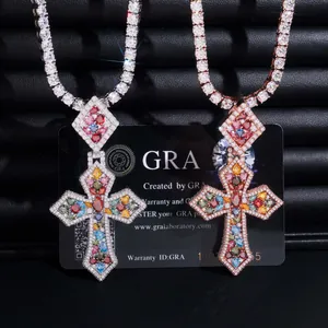 Vue détaillée de deux pendentifs croix en moissanite avec carte GRA dans un écrin